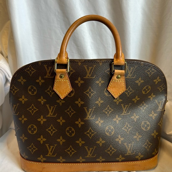 Louis vuitton Alma purse monogram. Beautiful, great condition inside and out. - Picture 1 of 11